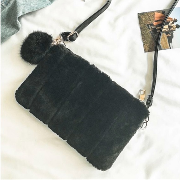 ✨ 4 for $15 sale ✨Black plush clutch - Picture 3 of 3